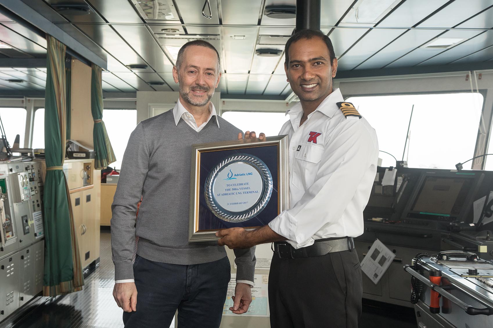 Da sx, Il Direttore Operativo Fabian Erle consegna un riconoscimento ad Akesh Hiralal, Capitano della Al Marrouna