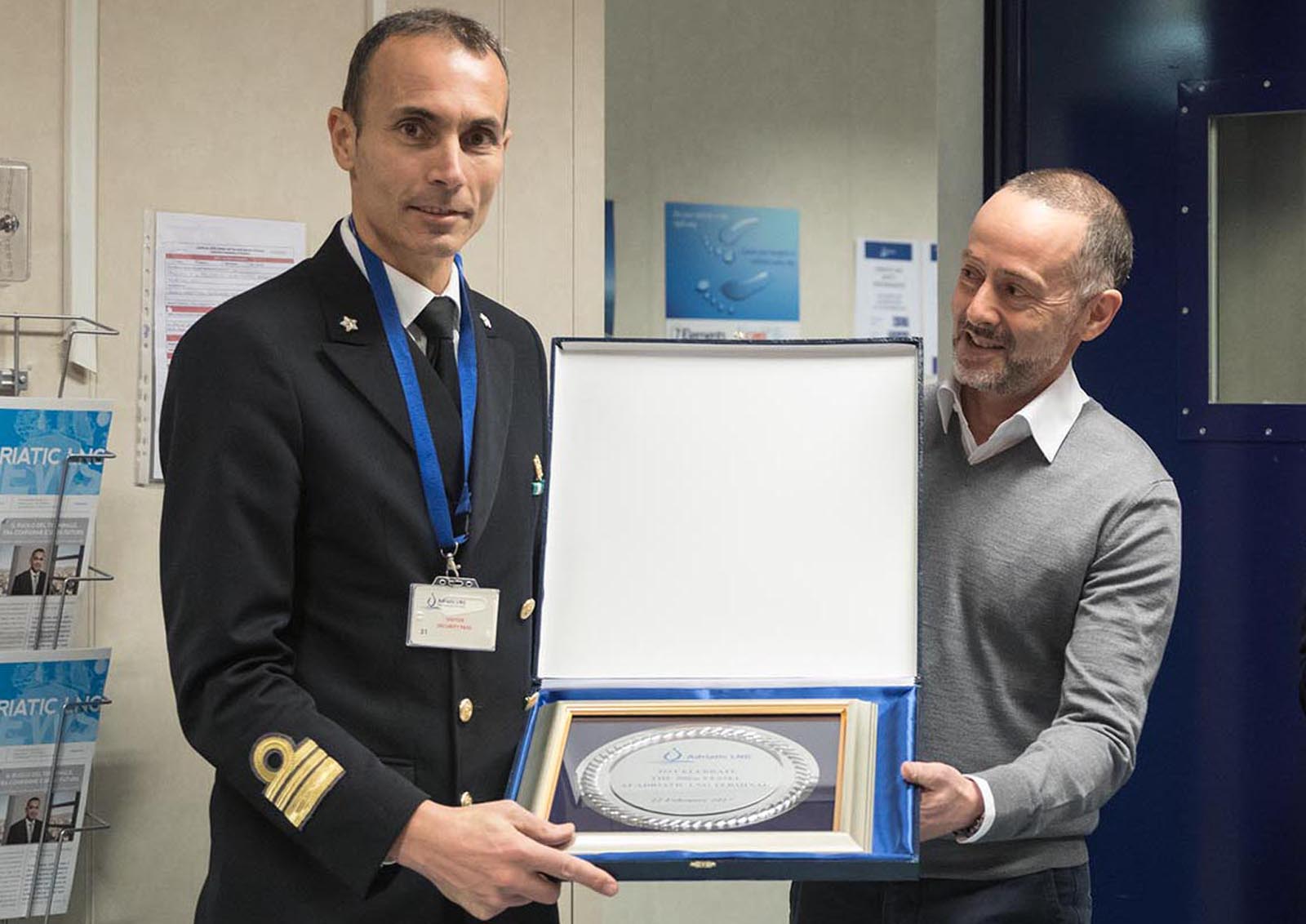 ll Direttore Operativo Fabian Erle (dx) consegna un riconoscimento al Comandante della Capitaneria di Porto di Chioggia