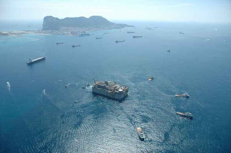 Agosto 2008 - Il GBS parte dalla Spagna, trainato da quattro grandi rimorchiatori oceanici fino alla propria destinazione finale al largo della costa veneta