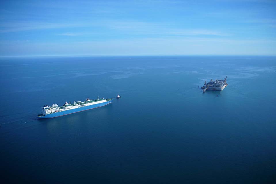 Nave metaniera in avvicinamento al Terminale Adriatic LNG